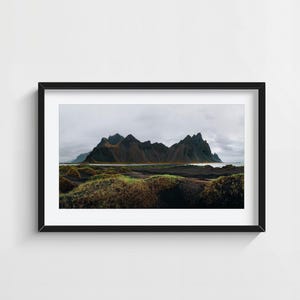 Stampa Moody Vestrahorn – Stampa murale di montagna islandese, foto di paesaggio tempestoso, decorazione della costa di sabbia nera, poster della natura nordica