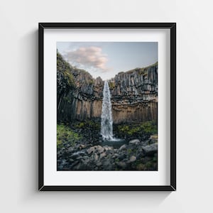 Stampa della cascata di Svartifoss in Islanda - Arte murale con colonne di basalto, fotografia di paesaggi nordici, decorazione naturalistica, poster fotografico di viaggio