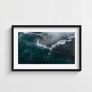 Impresión de dron con la melancólica costa de Islandia: arte mural aéreo de un faro, foto del océano tormentoso, olas y nubes rompiendo, póster de naturaleza nórdica