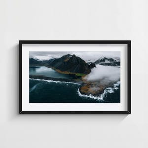 Stampa aerea del faro di Hvalnes - Arte murale della costa islandese tempestosa, foto di oceano e montagne suggestive, poster naturalistico drammatico