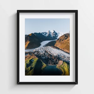 Stampa artistica da parete con ghiacciaio e montagna islandese – Fotografia di paesaggi nordici, decorazioni naturali, paesaggi artici, foto di viaggio, stampa di ghiacciai