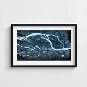 Stampa aerea del fiume glaciale islandese - Arte murale astratta della natura, fotografia aerea di paesaggi, arredamento nordico, poster del fiume artico