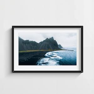 Stampa Vestrahorn, Islanda - Arte murale di montagna suggestiva, fotografia di paesaggi nordici, poster della costa di sabbia nera, decorazione naturale