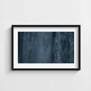 Stampa di uccelli Moody Skógafoss - Stampa murale di cascate islandesi, fotografia naturalistica spettacolare, poster di paesaggi nordici, decorazione da viaggio scura