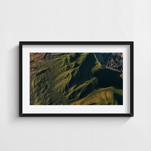 Stampa aerea del tramonto sul campo islandese - Paesaggio dell'ora d'oro, foto della natura verdeggiante, poster di colline e ombre