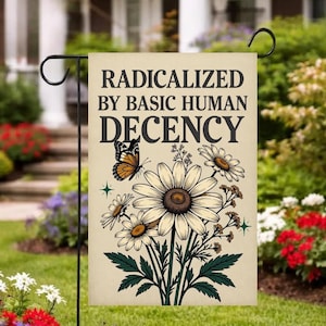 Peut inclure: Un drapeau de jardin avec le texte "RADICALIZED BY BASIC HUMAN DECENCY" en lettres noires. Le drapeau présente un papillon et un bouquet de marguerites dans un style vintage. Le fond est de couleur beige clair.