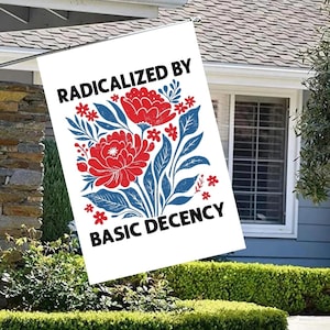 Op de afbeelding: Een witte keramische mok met een zwart handvat en de tekst "But First, Coffee" in een zwarte, vette letter. De mok staat op een wit oppervlak. De mok is waarschijnlijk voor warme dranken.