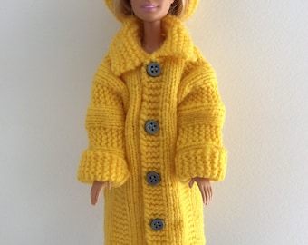 Barbie, manteau et chapeau jaune en laine .