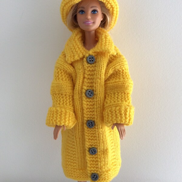Barbie, manteau et chapeau jaune en laine .