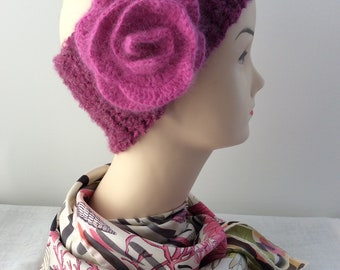 Bandeau ou cache oreilles, fleur au crochet, rose, angora et acrylique.