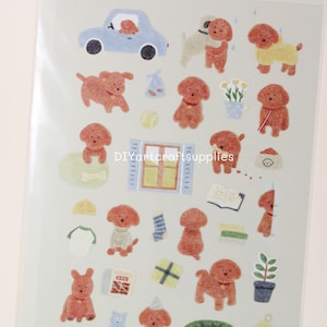 Op de afbeelding: Een vel stickers met illustraties van bruine honden in verschillende poses, waaronder zitten, staan en lopen. De stickers bevatten ook een blauwe auto, een raam, een boek, een zak hondenvoer, een bot, een plant en andere honden gerelateerde items. De stickers zijn op een witte achtergrond.