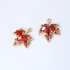 2 Stück hochwertige 24k vergoldete Ahornblätter Messing Anhänger Charme für DIY Schmuck machen, Zirkonia Ahornblatt Anhänger