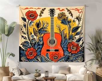 Op de afbeelding: Een wandkleed met een gestileerde illustratie van een akoestische gitaar omringd door kleurrijke bloemen en bladeren. De gitaar is oranje en bruin, de bloemen zijn rood, geel en blauw. De achtergrond is lichtgeel.