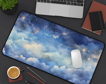 Könnte beinhalten: Eine blaue und weiße Mauspad mit einem Sternenhimmel- und Wolken-Design. Die Mauspad hat eine weiße Maus darauf.