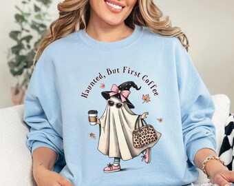 Haunted But First Kaffee Sweatshirt Halloween Sweatshirt Süßer Geist mit Kaffee und Handtasche Kaffee Sweatshirt Spooky Saison Sweatshirt Herbst