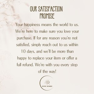 K&ouml;nnte beinhalten: Beigefarbener Hintergrund mit dem Text "OUR SATISFACTION PROMISE". Der Text verspricht Kundenzufriedenheit, einschlie&szlig;lich Ersatz oder R&uuml;ckerstattung innerhalb von 10 Tagen. Das Noni Bombi Logo befindet sich unten.