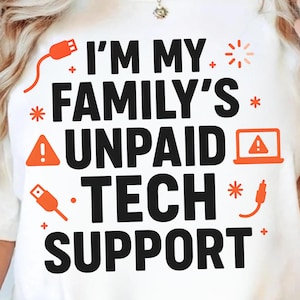 Könnte beinhalten: Weißes T-Shirt mit dem Text "I'M MY FAMILY'S UNPAID TECH SUPPORT" in Schwarz, mit orangefarbenen Akzenten und technischen Grafiken. Ein lässiges Oberteil für den Alltag.