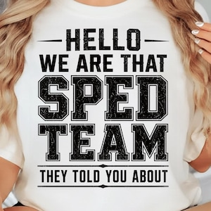 Puede incluir: Camiseta blanca con el texto "HELLO WE ARE THAT SPED TEAM THEY TOLD YOU ABOUT" en letras negras, gruesas y en bloque. La camiseta es de cuello redondo.