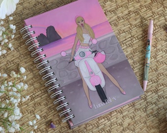 Cuaderno Vespa y Bolígrafo Blooming Luna Polev - Cuaderno A5 · Punteado · 200 páginas