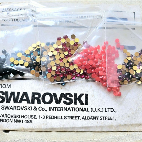 Art. 2090/4 4mm Swarovski cabochon crystals (100 per pack)