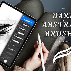 Może przedstawiać: iPad z ciemnym, abstrakcyjnym wzorem i wyborem pędzli. Tekst brzmi "Dark Abstract Brushes" i "Procreate". Biały rysik trzymany jest w dłoni. Obraz jest zrobiony z góry.