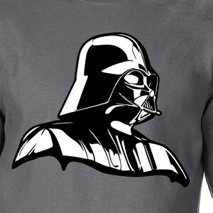 Könnte beinhalten: Ein dunkelgraues T-Shirt mit einer schwarz-weißen Grafik von Darth Vaders Helm und Gesicht.