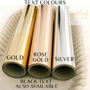 Pode incluir: Tr&ecirc;s rolos de vinil met&aacute;lico em dourado, dourado rosa e prata. Os rolos s&atilde;o etiquetados como "Dourado", "Dourado rosa" e "Prata". O texto "Texto preto tamb&eacute;m dispon&iacute;vel" est&aacute; impresso abaixo dos rolos.