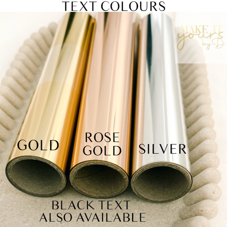 Pode incluir: Tr&ecirc;s rolos de vinil met&aacute;lico em dourado, dourado rosa e prata. Os rolos s&atilde;o etiquetados como "Dourado", "Dourado rosa" e "Prata". O texto "Texto preto tamb&eacute;m dispon&iacute;vel" est&aacute; impresso abaixo dos rolos.