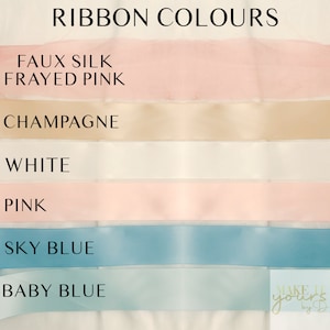 Pode incluir: Um gr&aacute;fico mostrando diferentes cores de fita, incluindo rosa desfiado de seda sint&eacute;tica, champanhe, branco, rosa, azul c&eacute;u e azul beb&ecirc;. O texto "RIBBON COLOURS" est&aacute; no topo do gr&aacute;fico. O texto "MAKE IT yours" est&aacute; na parte inferior do gr&aacute;fico.