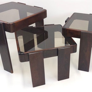 Mid Century Modern Nesting Tables / Italienisches Design by Gianfranco Frattini / Rauchglas & Holzplatten / Stapelbare Tische / 70s Jugoslawien