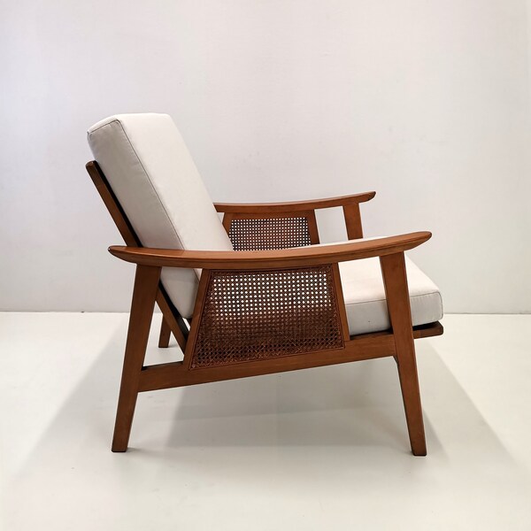 Fauteuil lounge rembourré de style scandinave moderne du milieu du siècle / Cadre en bois et côté en filet de canne / Yougoslavie des années 1960