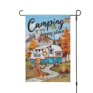 Peut inclure: Un drapeau de jardin avec un camping-car bleu et blanc, entouré de feuillage d'automne et d'un feu de camp. Le texte sur le drapeau est "Camping is my happy place".