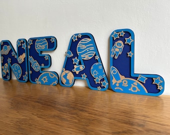 Stellaire ruimteletters - naambord met houten ruimtethema - kinderletters - op maat gemaakt - muurkunst