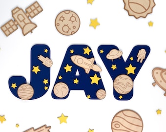 Super Space Letters - inclusief decoraties - naambord met houten ruimtethema - kinderletters - op maat gemaakt - muurkunst