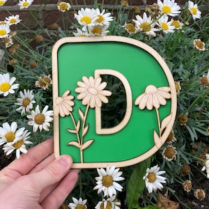 ¡Letras florales divertidas! - Signo de nombre de madera con margaritas - Letras de guardería - Hecho a medida - Arte de pared