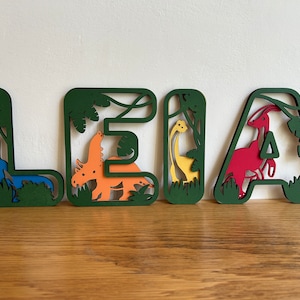 Dino's In the Woods - Signo de nombre de dinosaurio pintado - Cartas de guardería - Hecho a medida - Arte de pared