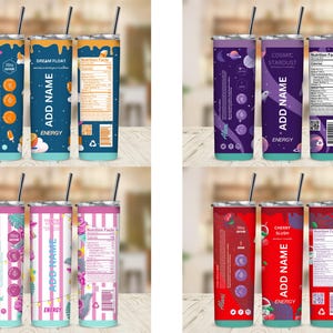 Pu&ograve; includere: Quattro bicchieri in acciaio inossidabile con cannucce. I disegni includono "Dream Float" con accenti arancioni, "Cosmic Stardust" con tonalit&agrave; viola, "Candy Crush" con strisce rosa e "Cherry Slush" in rosso. Ognuno ha il testo "Add Name".