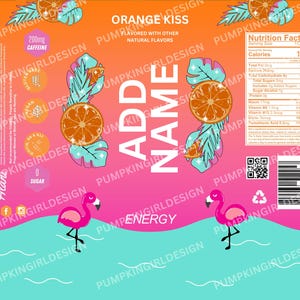 Könnte beinhalten: Orange Kiss Energy-Drink-Dose mit einem rosa Flamingo, Palmenblättern und einer Orangenscheibe. Die Dose ist pink und blau mit dem Text "Orange Kiss" und "Name hinzufügen" in weiß. Die Nährwertangaben sind auf der rechten Seite der Dose aufgedruckt.
