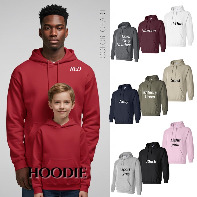 Op de afbeelding: Een rode hoodie met het woord "RED" op de voorkant, gedragen door een volwassene en een kind. Het woord "HOODIE" staat onderaan. Een kleurenkaart toont hoodies in verschillende kleuren: wit, bordeaux, donkergrijs heather, zand, legergroen, marine, zwart, sportgrijs en lichtroze.