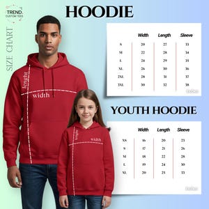 Op de afbeelding: Een rode hoodie met een maattabel voor volwassenen en jeugd. De maattabel voor volwassen hoodies toont afmetingen in inches voor breedte, lengte en mouwlengte. De maattabel voor jeugd hoodies toont ook afmetingen in inches.