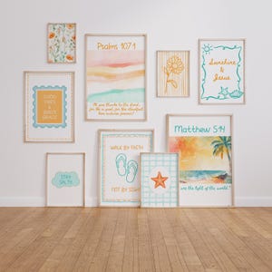 Könnte beinhalten: Eine Sammlung gerahmter Kunstdrucke mit inspirierenden Zitaten und Illustrationen zum Thema Strand. Die Drucke zeigen Aquarelldesigns, darunter eine Sonnenblume, einen Seestern und eine Palme, mit Texten wie "Sunshine & Jesus" und "Matthew 5:14".