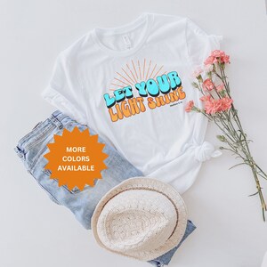 Deja que tu luz brille Mateo 5 16 camiseta retro, camiseta cristiana de colores suaves del versículo bíblico, camisa boho de letras brillantes y atrevidas, camisas inspiradoras