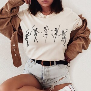 Halloween Unisex T-shirt Fall Shirt for Women Cute Skeleton Dancing Tee Simple Aesthetic Halloween Shirt
