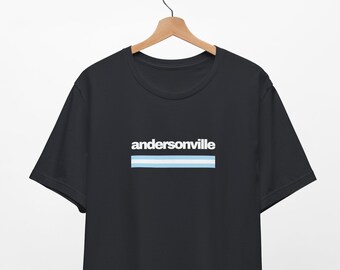 Könnte beinhalten: Schwarzes T-Shirt mit einem weißen Aufdruck, der "andersonville" mit einem blauen und hellblauen Streifen darunter sagt.