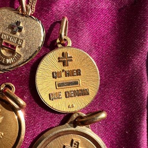 Dije de amor Augis vintage francés soleado en oro de 18 quilates. Símbolos de más y menos en relieve dorado. Regalo de aniversario o cumpleaños para ella.