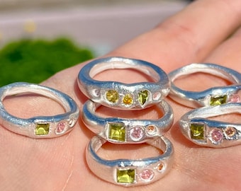 Anel de prata com peridoto | Anel orgânico | Anel fundido | Aliança com pedras espalhadas | Anéis com múltiplas pedras | Atelier de Lucien