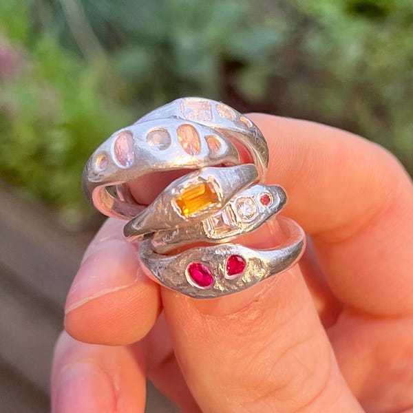 Skräddarsydda silverringar hos Luciens Atelier | Anpassade ringar | Välj dina ädelstenar | Sprängband | Konfettiringar | Ringar med flera stenar