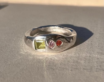 Anel de prata com peridoto | Anel orgânico | Anel fundido | Aliança com pedras espalhadas | Anéis com múltiplas pedras | Atelier de Lucien