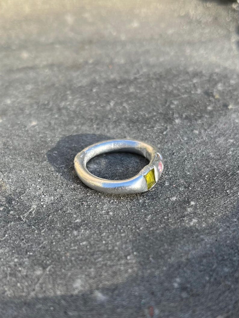 Bague En Argent Sertie De Péridot | Anneau Organique | Anneau En Fusion | Band De Dispersion | Bague Multi-Pierres | Bijoux Artisanaux bild 2