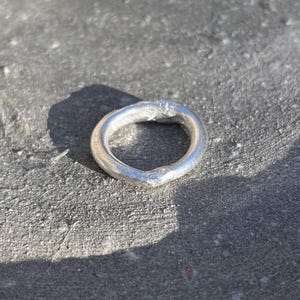 Bague En Argent Sertie De Péridot | Anneau Organique | Anneau En Fusion | Band De Dispersion | Bague Multi-Pierres | Bijoux Artisanaux bild 3